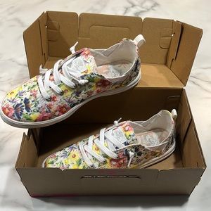 Roxy Libbie slide on shoe.  Size 8 women’s.